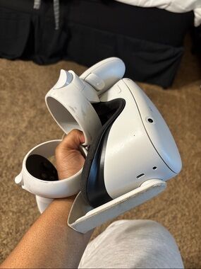 Meta Quest Standalone VR Headset in White with Matching Controllers